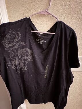 Torrid Black V-Neck Tee with Gray Rose Graphic Size 2XL BRAND NEW!!